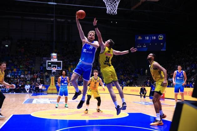 Till Pape (19; Frankfurt Skyliners) mit Sprungwurf, während Justin Bean (34; Alba Berlin) und Norris Agbakoko (17; Alba Berlin) verteidigen in der Süwag Arena Sprungwurf von Till Pape (19; Frankfurt Skyliners) gegen Justin Bean (34; Alba Berlin) und Norris Agbakoko (17; Alba Berlin)