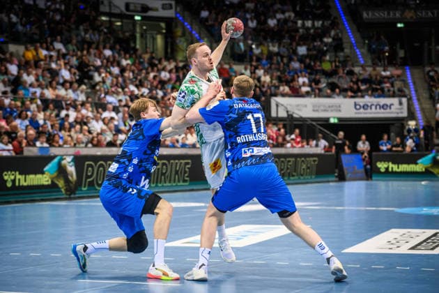 Omar Ingi Magnusson (SC Magdeburg 14) zwischen Linus Schmid (TVB Stuttgart, 18) und Samuel Roethlisberger (TVB Stuttgart, 17) GER, TVB Stuttgart - SC Magdeburg, DAIKIN HBL, Handball, Bundesliga, 29. Spieltag, Spielzeit 2025 2026, 26.04.2026 GER, TVB Stuttgart - SC Magdeburg, DAIKIN HBL, Handball, Bundesliga, 29. Spieltag, Spielzeit 2025 2026, 26.04.2026 Stuttgart Copyright: xSandyxDinkelackerx EP_SDR