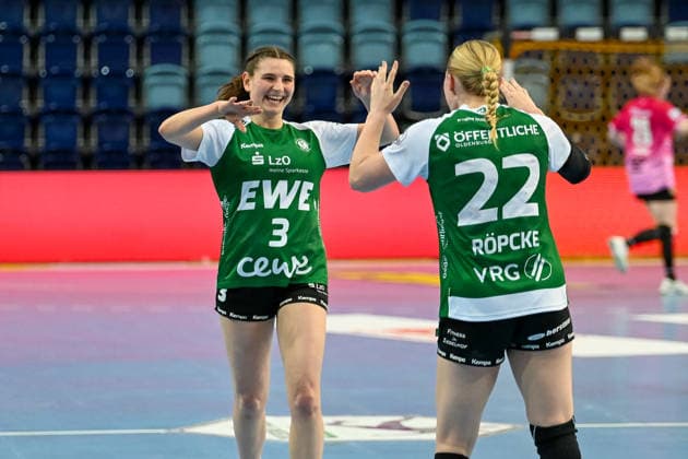 Lana Teiken (VfL Oldenburg, 03) und Lotta Roepcke (VfL Oldenburg, 22) jubeln VfL Oldenburg vs. SV Union Halle-Neustadt, ALSCO Handball Bundesliga Frauen, Playoffs, 2. Spieltag, Saison 2025 2026, 25.04.2026, VfL Oldenburg vs. SV Union Halle-Neustadt, ALSCO Handball Bundesliga Frauen, Playoffs, 2. Spieltag, Saison 2025 2026, 25.04.2026 Oldenburg Copyright: xEibner-Pressefoto RobertxGertzenx EP_RGN