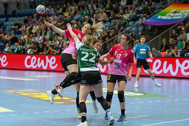 Lea Gruber (SV Union Halle-Neustadt, 19) am Ball gegen Lotta Roepcke (VfL Oldenburg, 22), Marie Steffen (VfL Oldenburg, 14) und Madeleine Oestlund (SV Union Halle-Neustadt, 13) VfL Oldenburg vs. SV Union Halle-Neustadt, ALSCO Handball Bundesliga Frauen, Playoffs, 2. Spieltag, Saison 2025 2026, 25.04.2026, VfL Oldenburg vs. SV Union Halle-Neustadt, ALSCO Handball Bundesliga Frauen, Playoffs, 2. Spieltag, Saison 2025 2026, 25.04.2026 Oldenburg Copyright: xEibner-Pressefoto RobertxGertzenx EP_RGN