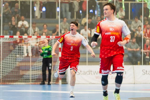 Valentin Willner (TuSEM Essen, 05) beim Torschusschrei, Max Neuhaus (TuSEM Essen, 37) TuSEM Essen vs. HC Elbflorenz Dresden, Handball, 2.HBL, 29.Spieltag, Saison 2025 26, 26.04.2026, TuSEM Essen vs. HC Elbflorenz Dresden, Handball, 2.HBL, 29.Spieltag, Saison 2025 26, 26.04.2026 Essen Copyright: xEibner-Pressefoto LukasxBaldygax EP_LBA