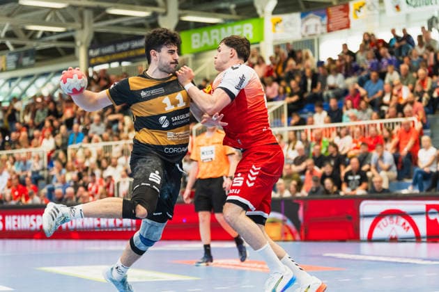 Doruk Pehlivan (HC Elbflorenz 2006, 11) im Zweikampf beim Wurf mit Felix Eißing (TuSEM Essen, 21) TuSEM Essen vs. HC Elbflorenz Dresden, Handball, 2.HBL, 29.Spieltag, Saison 2025 26, 26.04.2026, TuSEM Essen vs. HC Elbflorenz Dresden, Handball, 2.HBL, 29.Spieltag, Saison 2025 26, 26.04.2026 Essen Copyright: xEibner-Pressefoto LukasxBaldygax EP_LBA