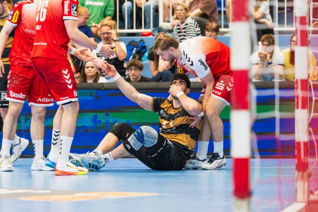 Doruk Pehlivan (HC Elbflorenz 2006, 11) haelt sich am Boden die Nase, Finley Werschkull (TuSEM Essen, 73) hilft im hoch TuSEM Essen vs. HC Elbflorenz Dresden, Handball, 2.HBL, 29.Spieltag, Saison 2025 26, 26.04.2026, TuSEM Essen vs. HC Elbflorenz Dresden, Handball, 2.HBL, 29.Spieltag, Saison 2025 26, 26.04.2026 Essen Copyright: xEibner-Pressefoto LukasxBaldygax EP_LBA