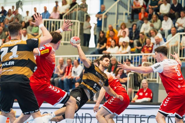 Sebastian Greß (HC Elbflorenz 2006, 25) beim Sprungwurf, Valentin Willner (TuSEM Essen, 05) will blocken TuSEM Essen vs. HC Elbflorenz Dresden, Handball, 2.HBL, 29.Spieltag, Saison 2025 26, 26.04.2026, TuSEM Essen vs. HC Elbflorenz Dresden, Handball, 2.HBL, 29.Spieltag, Saison 2025 26, 26.04.2026 Essen Copyright: xEibner-Pressefoto LukasxBaldygax EP_LBA