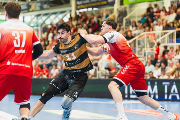 Doruk Pehlivan (HC Elbflorenz 2006, 11) im Zweikampf mit Felix Eißing (TuSEM Essen, 21) TuSEM Essen vs. HC Elbflorenz Dresden, Handball, 2.HBL, 29.Spieltag, Saison 2025 26, 26.04.2026, TuSEM Essen vs. HC Elbflorenz Dresden, Handball, 2.HBL, 29.Spieltag, Saison 2025 26, 26.04.2026 Essen Copyright: xEibner-Pressefoto LukasxBaldygax EP_LBA