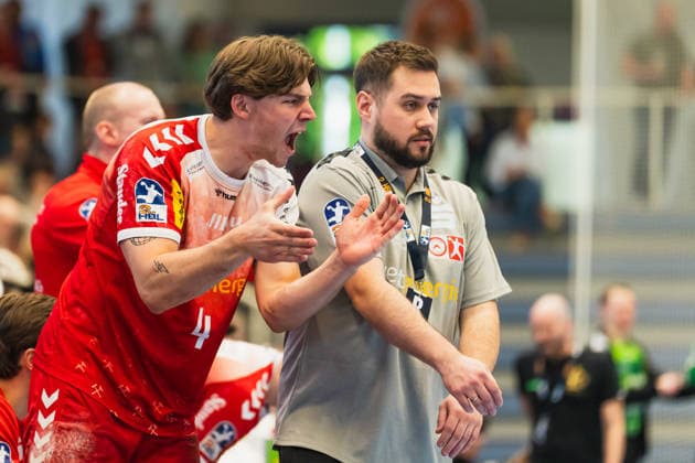Felix Goettler (TuSEM Essen, 04) feuert sein Team schreiend an neben Kenji Hoevels (TuSEM Essen, Trainer) TuSEM Essen vs. HC Elbflorenz Dresden, Handball, 2.HBL, 29.Spieltag, Saison 2025 26, 26.04.2026, TuSEM Essen vs. HC Elbflorenz Dresden, Handball, 2.HBL, 29.Spieltag, Saison 2025 26, 26.04.2026 Essen Copyright: xEibner-Pressefoto LukasxBaldygax EP_LBA