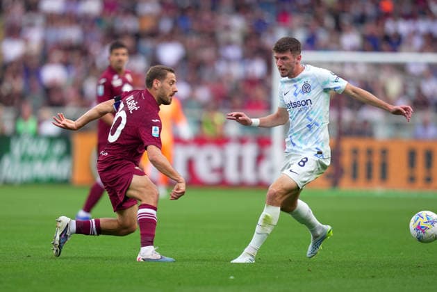 Torino s Nikola Vlasic and Inter Milan™s Petar Sucic during the Serie A soccer match between Torino and Inter at the Grande Torino Stadium in Turin , north Italy - Sunday , April 26 , 2026. - Soccer .  Copyright: xSpada LaPressex