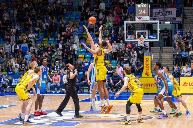 Basketball Bundesliga BBL, Frankfurt Skyliners vs. ALBA Berlin, Süwag Energie Arena Frankfurt am Main; 26.04.2026 Basketball Bundesliga BBL, Frankfurt am Main, Germany - 26.04.2026: Die Spieler beider Mannschaften beim Tip-Off, Basketball Bundesliga BBL, Spiel der Frankfurt Skyliners vs. ALBA Berlin, Süwag Energie Arena Frankfurt am Main Copyright: xBEAUTIFULxSPORTS Freudensteinx