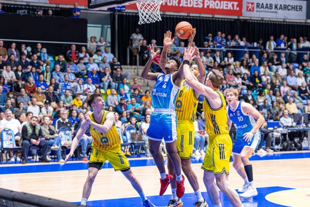 Basketball Bundesliga BBL, Frankfurt Skyliners vs. ALBA Berlin, Süwag Energie Arena Frankfurt am Main; 26.04.2026 Basketball Bundesliga BBL, Frankfurt am Main, Germany - 26.04.2026: Nahiem Alleyne (Frankfurt Skyliners, 4) am Ball gegen die Spieler von ALBA Berlin, Basketball Bundesliga BBL, Spiel der Frankfurt Skyliners vs. ALBA Berlin, Süwag Energie Arena Frankfurt am Main Copyright: xBEAUTIFULxSPORTS Freudensteinx