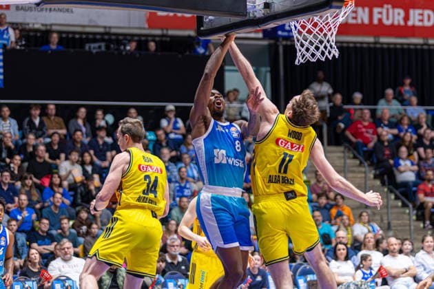 Basketball Bundesliga BBL, Frankfurt Skyliners vs. ALBA Berlin, Süwag Energie Arena Frankfurt am Main; 26.04.2026 Basketball Bundesliga BBL, Frankfurt am Main, Germany - 26.04.2026: William Christmas (Frankfurt Skyliners, 8) beim Dunk gegen Moses Wood (ALBA BERLIN, 11) und Justin Bean (ALBA BERLIN, 34), Basketball Bundesliga BBL, Spiel der Frankfurt Skyliners vs. ALBA Berlin, Süwag Energie Arena Frankfurt am Main Copyright: xBEAUTIFULxSPORTS Freudensteinx
