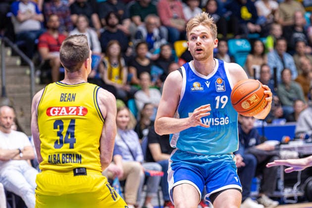 Basketball Bundesliga BBL, Frankfurt Skyliners vs. ALBA Berlin, Süwag Energie Arena Frankfurt am Main; 26.04.2026 Basketball Bundesliga BBL, Frankfurt am Main, Germany - 26.04.2026: Till Pape (Frankfurt Skyliners, 19) am Ball gegen Justin Bean (ALBA BERLIN, 34), Basketball Bundesliga BBL, Spiel der Frankfurt Skyliners vs. ALBA Berlin, Süwag Energie Arena Frankfurt am Main Copyright: xBEAUTIFULxSPORTS Freudensteinx