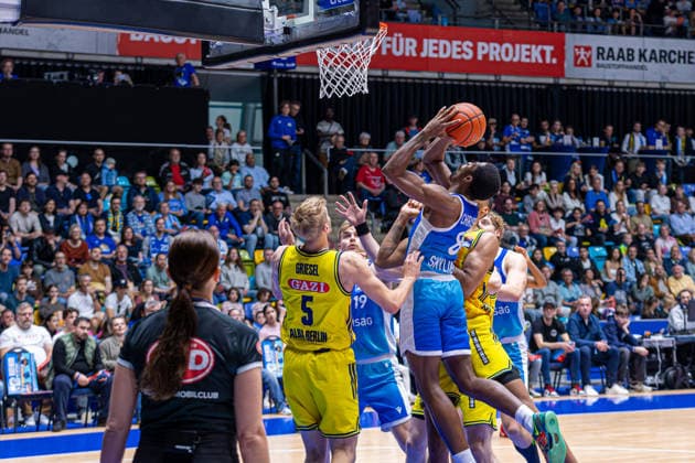 Basketball Bundesliga BBL, Frankfurt Skyliners vs. ALBA Berlin, Süwag Energie Arena Frankfurt am Main; 26.04.2026 Basketball Bundesliga BBL, Frankfurt am Main, Germany - 26.04.2026: William Christmas (Frankfurt Skyliners, 8) am Ball gegen Sam Griesel (ALBA BERLIN, 5), Basketball Bundesliga BBL, Spiel der Frankfurt Skyliners vs. ALBA Berlin, Süwag Energie Arena Frankfurt am Main Copyright: xBEAUTIFULxSPORTS Freudensteinx