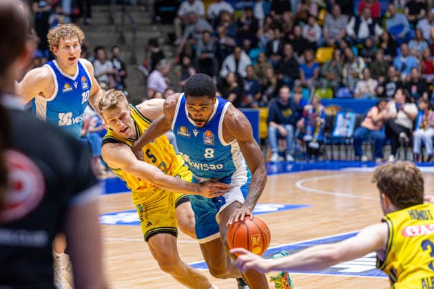 Basketball Bundesliga BBL, Frankfurt Skyliners vs. ALBA Berlin, Süwag Energie Arena Frankfurt am Main; 26.04.2026 Basketball Bundesliga BBL, Frankfurt am Main, Germany - 26.04.2026: William Christmas (Frankfurt Skyliners, 8) am Ball gegen Sam Griesel (ALBA BERLIN, 5), Basketball Bundesliga BBL, Spiel der Frankfurt Skyliners vs. ALBA Berlin, Süwag Energie Arena Frankfurt am Main Copyright: xBEAUTIFULxSPORTS Freudensteinx