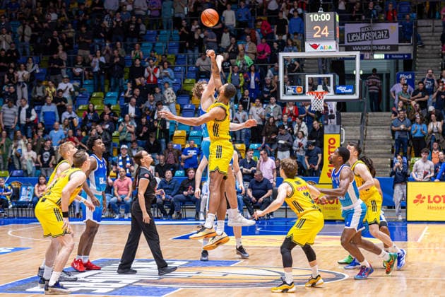 Basketball Bundesliga BBL, Frankfurt Skyliners vs. ALBA Berlin, Süwag Energie Arena Frankfurt am Main; 26.04.2026 Basketball Bundesliga BBL, Frankfurt am Main, Germany - 26.04.2026: Tip-Off, Basketball Bundesliga BBL, Spiel der Frankfurt Skyliners vs. ALBA Berlin, Süwag Energie Arena Frankfurt am Main Copyright: xBEAUTIFULxSPORTS Freudensteinx