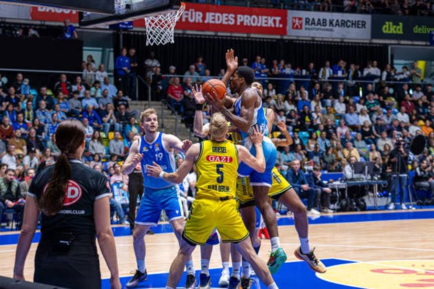 Basketball Bundesliga BBL, Frankfurt Skyliners vs. ALBA Berlin, Süwag Energie Arena Frankfurt am Main; 26.04.2026 Basketball Bundesliga BBL, Frankfurt am Main, Germany - 26.04.2026: William Christmas (Frankfurt Skyliners, 8) am Ball gegen Sam Griesel (ALBA BERLIN, 5), Basketball Bundesliga BBL, Spiel der Frankfurt Skyliners vs. ALBA Berlin, Süwag Energie Arena Frankfurt am Main Copyright: xBEAUTIFULxSPORTS Freudensteinx