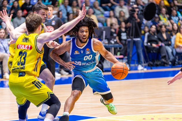 Sport Bilder des Tages Basketball Bundesliga BBL, Frankfurt Skyliners vs. ALBA Berlin, Süwag Energie Arena Frankfurt am Main; 26.04.2026 Basketball Bundesliga BBL, Frankfurt am Main, Germany - 26.04.2026: Tyger Campbell (Frankfurt Skyliners, 00) am Ball gegen Bennet Hundt (ALBA BERLIN, 33), Basketball Bundesliga BBL, Spiel der Frankfurt Skyliners vs. ALBA Berlin, Süwag Energie Arena Frankfurt am Main Copyright: xBEAUTIFULxSPORTS Freudensteinx