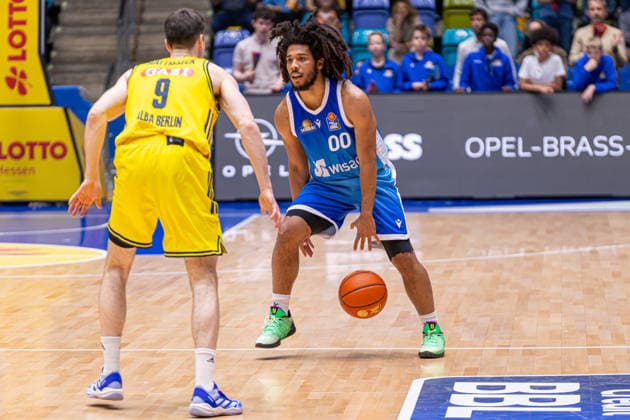 Basketball Bundesliga BBL, Frankfurt Skyliners vs. ALBA Berlin, Süwag Energie Arena Frankfurt am Main; 26.04.2026 Basketball Bundesliga BBL, Frankfurt am Main, Germany - 26.04.2026: Tyger Campbell (Frankfurt Skyliners, 00) am Ball gegen Jonas Mattisseck (ALBA BERLIN, 9) Basketball Bundesliga BBL, Spiel der Frankfurt Skyliners vs. ALBA Berlin, Süwag Energie Arena Frankfurt am Main Copyright: xBEAUTIFULxSPORTS Freudensteinx