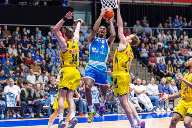 Basketball Bundesliga BBL, Frankfurt Skyliners vs. ALBA Berlin, Süwag Energie Arena Frankfurt am Main; 26.04.2026 Basketball Bundesliga BBL, Frankfurt am Main, Germany - 26.04.2026: William Christmas (Frankfurt Skyliners, 8) gegen Justin Bean (ALBA BERLIN, 34) und Moses Wood (ALBA BERLIN, 11) beim Dunk, Basketball Bundesliga BBL, Spiel der Frankfurt Skyliners vs. ALBA Berlin, Süwag Energie Arena Frankfurt am Main Copyright: xBEAUTIFULxSPORTS Freudensteinx
