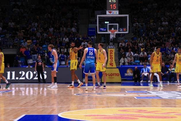 Norris Agbakoko (17; Alba Berlin) und Malte Delow (6; Alba Berlin) stehen auf dem Spielfeld in der Süwag Arena Spielszene mit Norris Agbakoko (17; Alba Berlin) und Malte Delow (6; Alba Berlin)