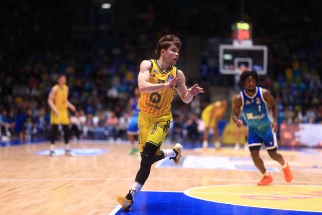Bennet Hundt (33; Alba Berlin) mit Ball im schnellen Angriff, während Isaiah Swope (1; Frankfurt Skyliners) verteidigt in der Süwag Arena Schneller Angriff mit Bennet Hundt (33; Alba Berlin) und Isaiah Swope (1; Frankfurt Skyliners)