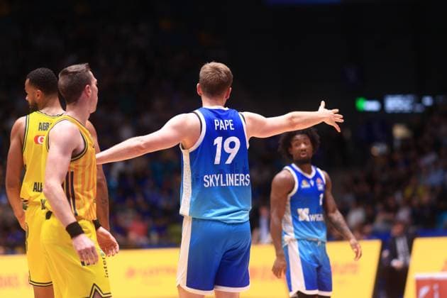 Till Pape (19; Frankfurt Skyliners) mit ausgebreiteten Armen, während Norris Agbakoko (17; Alba Berlin) und Anton Nufer (20; Alba Berlin) verteidigen Spielszene mit Till Pape (19; Frankfurt Skyliners) und Norris Agbakoko (17; Alba Berlin)