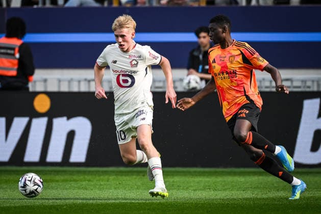 April 26, 2026, Paris, France, France: Hakon ARNAR HARALDSSON of Lille and Alimami GORY of Paris FC during the Ligue 1 match between Paris FC and Lille OSC (LOSC) at Jean-Bouin Stadium on April 26, 2026 in Paris, France. Paris France - ZUMAm308 20260426_zsp_m308_007 Copyright: xMatthieuxMirvillex