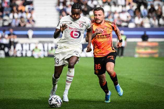 April 26, 2026, Paris, France, France: Nathan NGOY of Lille and Ciro IMMOBILE of Paris FC during the Ligue 1 match between Paris FC and Lille OSC (LOSC) at Jean-Bouin Stadium on April 26, 2026 in Paris, France. Paris France - ZUMAm308 20260426_zsp_m308_009 Copyright: xMatthieuxMirvillex