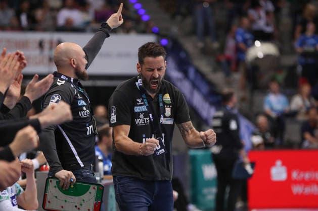26.04.2026, xgox, Handball - Daikin HBL TVB Stuttgart - SC Magdeburg emspor, v.l. Bennet Wiegert (Magdeburg, Trainer) Jubel, Torjubel, jubelt ueber das Tor, celebrate the goal, celebration Stuttgart
