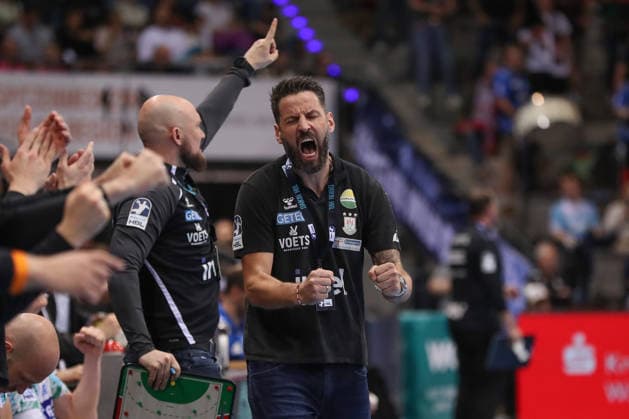 Sport Bilder des Tages 26.04.2026, xgox, Handball - Daikin HBL TVB Stuttgart - SC Magdeburg emspor, v.l. Bennet Wiegert (Magdeburg, Trainer) Jubel, Torjubel, jubelt ueber das Tor, celebrate the goal, celebration Stuttgart