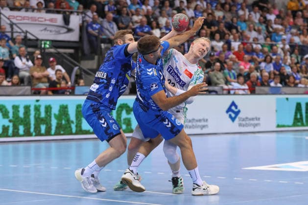 26.04.2026, xgox, Handball - Daikin HBL TVB Stuttgart - SC Magdeburg emspor, v.l. Samuel Roethlisberger (Röthlisberger, Stuttgart, 17), Antonio Seradilla (Stuttgart, 5), Magnus Saugstrup (Magdeburg, 23) Zweikampf, Duell, Kampf, tackle Stuttgart