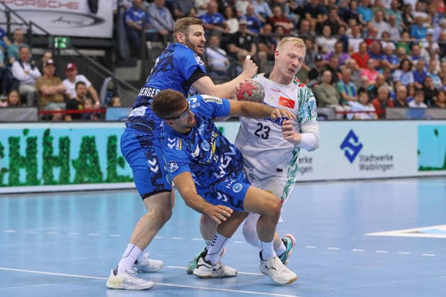 26.04.2026, xgox, Handball - Daikin HBL TVB Stuttgart - SC Magdeburg emspor, v.l. Samuel Roethlisberger (Röthlisberger, Stuttgart, 17), Antonio Seradilla (Stuttgart, 5), Magnus Saugstrup (Magdeburg, 23) Zweikampf, Duell, Kampf, tackle Stuttgart