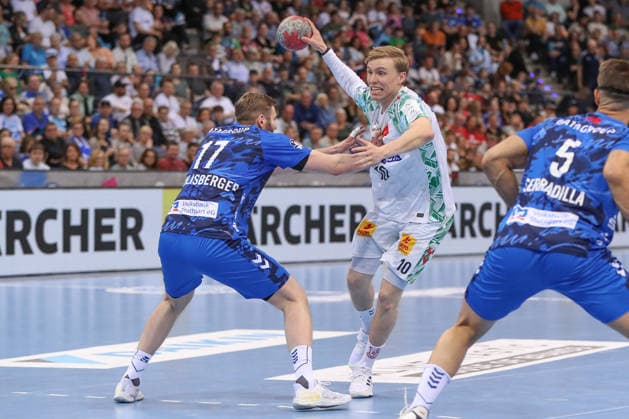 26.04.2026, xgox, Handball - Daikin HBL TVB Stuttgart - SC Magdeburg emspor, v.l. Samuel Roethlisberger (Röthlisberger, Stuttgart, 17), Gisli Thorgeir Kristjansson (Magdeburg, 10) Zweikampf, Duell, Kampf, tackle Stuttgart