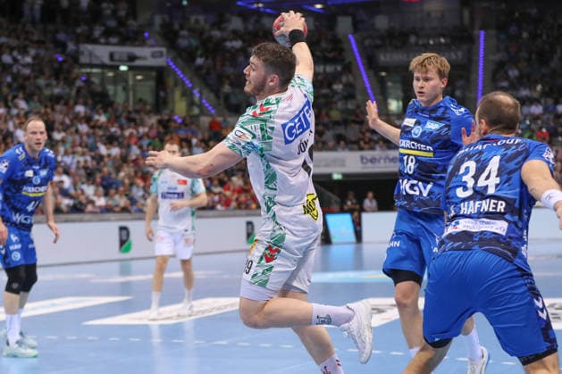 26.04.2026, xgox, Handball - Daikin HBL TVB Stuttgart - SC Magdeburg emspor, v.l. Elvar Oern Jonsson (Magdeburg, 19) wirft Tor, Torschuetze, erzielt Tor, Treffer, scores the goal Stuttgart