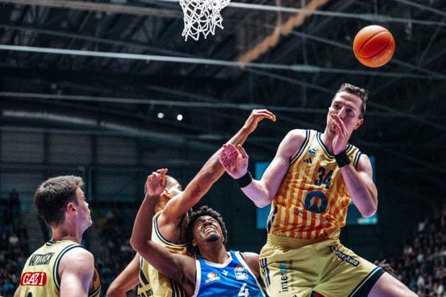 Nahiem Alleyne (Skyliners Frankfurt, 04), Justin Bean (Alba Berlin, 34) GER, Skyliners Frankfurt vs. Alba Berlin, easycredit BBL, Bundesliga, 31 Spieltag, Saison 2025 2026. 26.04.2026 Eibner-Pressefoto Attila Ziga GER, Skyliners Frankfurt vs. Alba Berlin, easycredit BBL, Bundesliga, 31 Spieltag, Saison 2025 2026. 26.04.2026 Frankfurt am Main Copyright: xEibner-Pressefotox EP_AZA