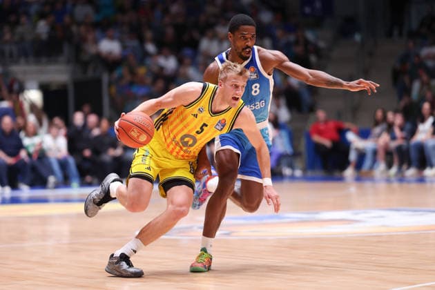 Frankfurt Skyliners - ALBA Berlin, easyCredit BBL Sam Griesel (Alba Berlin, 5) zieht an William Christmas (Skyliners, 8) vorbei. Spiel der easyCredit BBL zwischen den Frankfurt Skyliners und ALBA Berlin am 26. April 2026 in der Süwag Energie ARENA in Frankfurt am Main., Frankfurt am Main Hessen Deutschland Süwag Energie ARENA