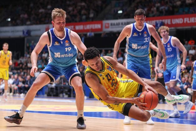Frankfurt Skyliners - ALBA Berlin, easyCredit BBL Michael Rataj (Alba Berlin, 21) rettet den Ball vor Till Pape (Skyliners, 19). Im Hintergrund Ryan Hawkins (Skyliners, 33) und Jacob Holt (Skyliners, 10). Spiel der easyCredit BBL zwischen den Frankfurt Skyliners und ALBA Berlin am 26. April 2026 in der Süwag Energie ARENA in Frankfurt am Main., Frankfurt am Main Hessen Deutschland Süwag Energie ARENA