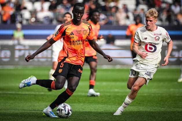 April 26, 2026, Paris, France, France: Moustapha MBOW of Paris FC and Hakon ARNAR HARALDSSON of Lille during the Ligue 1 match between Paris FC and Lille OSC (LOSC) at Jean-Bouin Stadium on April 26, 2026 in Paris, France. Paris FC V Lille OSC - Ligue 1  - ZUMAm308 20260426_zsp_m308_010 Copyright: xMatthieuxMirvillex