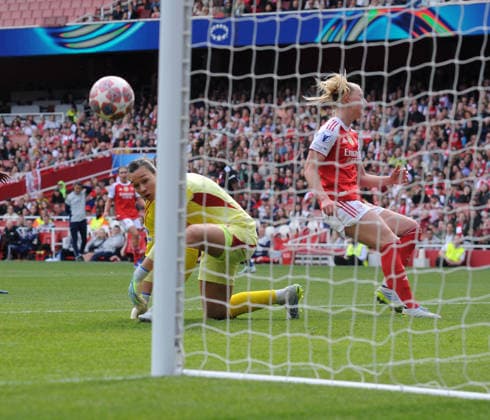 Football - 2025 2026 UEFA Women™s Champions League - Semi-Final, First Leg: Arsenal vs. OL Lyonnes - Emirates Stadium - Sunday 26th April 2026 Stina Blackstenius of Arsenal misses the ball, put put off Lyon goalkeeper enough too see the ball bobble into the net for Arsenal™s equalising goal 