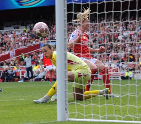 Football - 2025 2026 UEFA Women™s Champions League - Semi-Final, First Leg: Arsenal vs. OL Lyonnes - Emirates Stadium - Sunday 26th April 2026 Stina Blackstenius of Arsenal misses the ball, put put off Lyon goalkeeper enough too see the ball bobble into the net for Arsenal™s equalising goal 