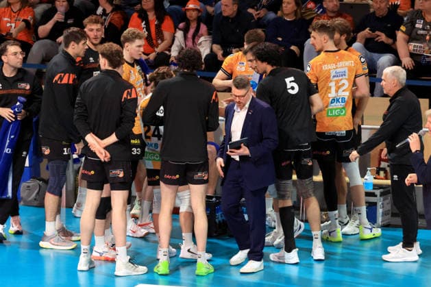 DEU, DVV, 1.VBL, BR Volleys vs. Friedrichshafen, 26.04.2026, Max-Schmeling-Halle, Berlin, DEU, DVV, 1.VBL, BR Volleys vs. Friedrichshafen, im Bild Co-Trainer Markus Steuerwald (BR Volleys), BR Volleys-Spielerkreis