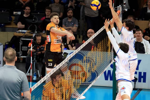 DEU, DVV, 1.VBL, BR Volleys vs. Friedrichshafen, 26.04.2026, Max-Schmeling-Halle, Berlin, DEU, DVV, 1.VBL, BR Volleys vs. Friedrichshafen, im Bild Ruben Schott (BR Volleys 13), Louis Kunstmann (Friedrichshafen 5), Aleksa Batak (Friedrichshafen 8)