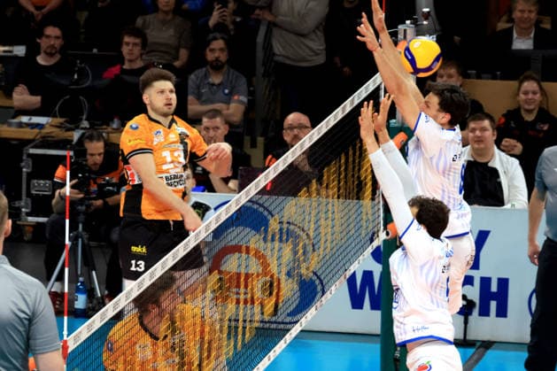 DEU, DVV, 1.VBL, BR Volleys vs. Friedrichshafen, 26.04.2026, Max-Schmeling-Halle, Berlin, DEU, DVV, 1.VBL, BR Volleys vs. Friedrichshafen, im Bild Ruben Schott (BR Volleys 13), Louis Kunstmann (Friedrichshafen 5), Aleksa Batak (Friedrichshafen 8)