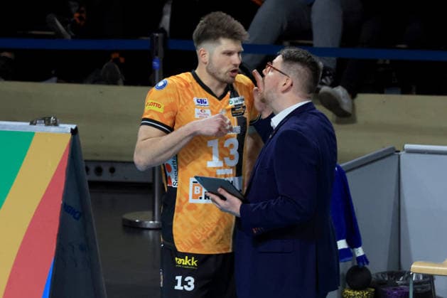 DEU, DVV, 1.VBL, BR Volleys vs. Friedrichshafen, 26.04.2026, Max-Schmeling-Halle, Berlin, DEU, DVV, 1.VBL, BR Volleys vs. Friedrichshafen, im Bild Co-Trainer Markus Steuerwald (BR Volleys), Ruben Schott (BR Volleys 13)