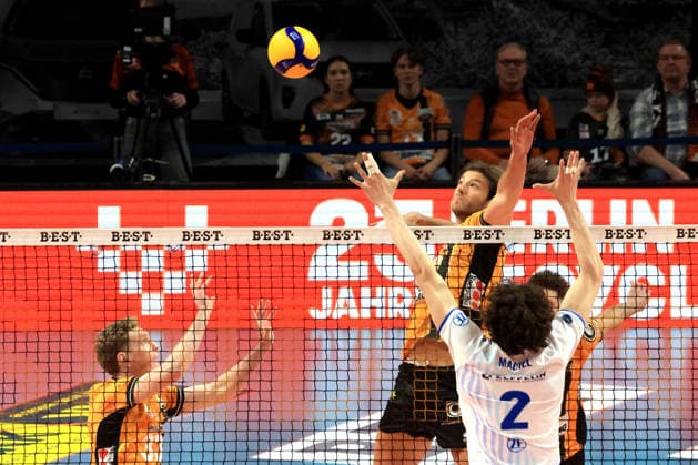 Sport Bilder des Tages DEU, DVV, 1.VBL, BR Volleys vs. Friedrichshafen, 26.04.2026, Max-Schmeling-Halle, Berlin, DEU, DVV, 1.VBL, BR Volleys vs. Friedrichshafen, im Bild Matthew Knigge (BR Volleys 2), Gustavo Maciel (Friedrichshafen 2)