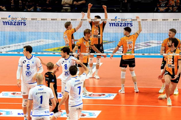 DEU, DVV, 1.VBL, BR Volleys vs. Friedrichshafen, 26.04.2026, Max-Schmeling-Halle, Berlin, DEU, DVV, 1.VBL, BR Volleys vs. Friedrichshafen, im Bild BR Volleys-Spielerkreis, Friedrichshafener-Spielerkreis