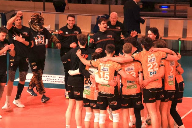 DEU, DVV, 1.VBL, BR Volleys vs. Friedrichshafen, 26.04.2026, Max-Schmeling-Halle, Berlin, DEU, DVV, 1.VBL, BR Volleys vs. Friedrichshafen, im Bild BR Volleys-Spielerkreis