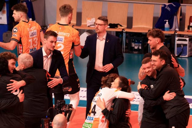 DEU, DVV, 1.VBL, BR Volleys vs. Friedrichshafen, 26.04.2026, Max-Schmeling-Halle, Berlin, DEU, DVV, 1.VBL, BR Volleys vs. Friedrichshafen, im Bild BR Volleys-Spielerkreis, Co-Trainer Markus Steuerwald (BR Volleys)