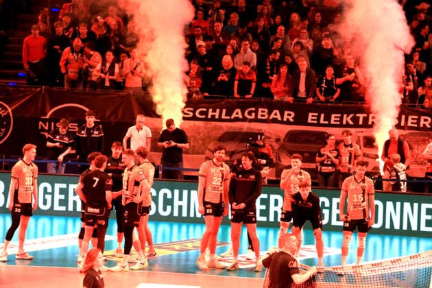 DEU, DVV, 1.VBL, BR Volleys vs. Friedrichshafen, 26.04.2026, Max-Schmeling-Halle, Berlin, DEU, DVV, 1.VBL, BR Volleys vs. Friedrichshafen, im Bild BR Volleys-Spielerkreis