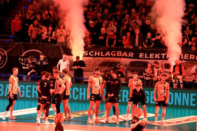DEU, DVV, 1.VBL, BR Volleys vs. Friedrichshafen, 26.04.2026, Max-Schmeling-Halle, Berlin, DEU, DVV, 1.VBL, BR Volleys vs. Friedrichshafen, im Bild BR Volleys-Spielerkreis