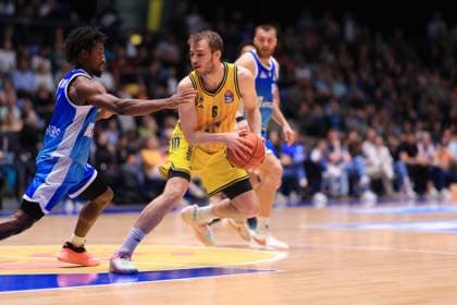 {94_6 mit Ball, während Radii Caisin (16; Frankfurt Skyliners) verteidigt in der Süwag Arena Dribbling von Malte Delow (6; Alba Berlin) gegen Radii Caisin (16; Frankfurt Skyliners)